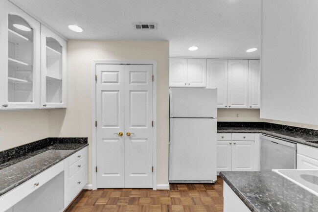 Building Photo - Beautiful 2-Bed, 2-Bath Condo with Elegant...