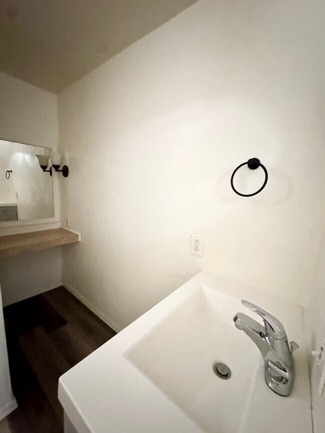 Building Photo - Cute Cozy and Centrally located