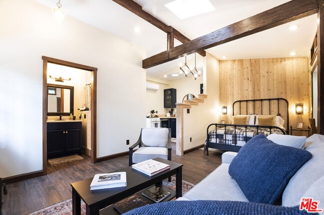 Primary Photo - 1722-1722 1/2 N Stanley Ave