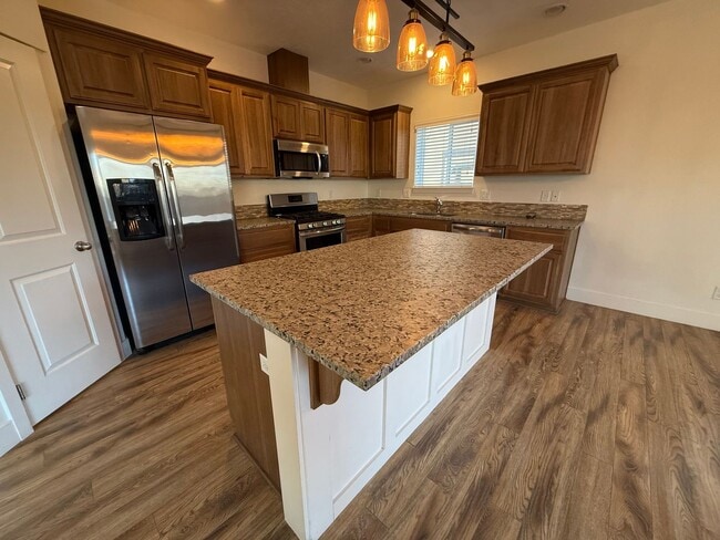 Building Photo - 4 Bed/2.5 Bath Single Family Home in SE Bend