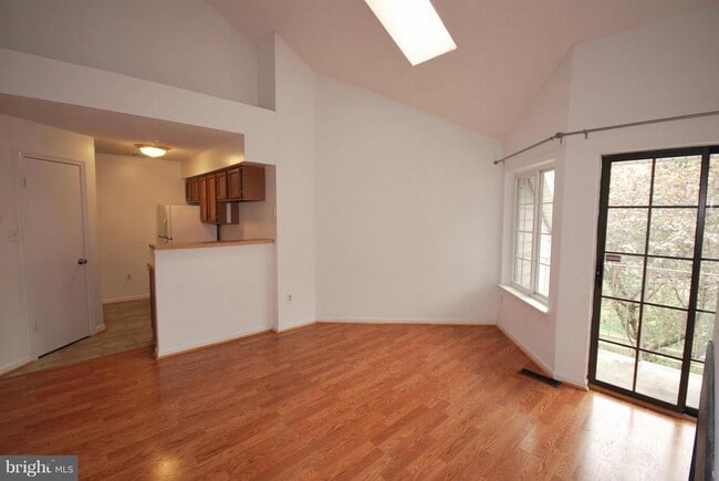 Primary Photo - 10825 Amherst Ave