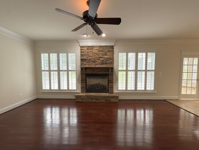 Building Photo - Spacious 4 Bed 5.5 Bath Home in Annandale,...