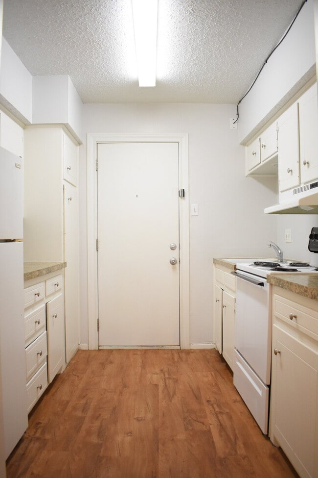 Building Photo - Updated Duplex in a Wonderful Central Loca...