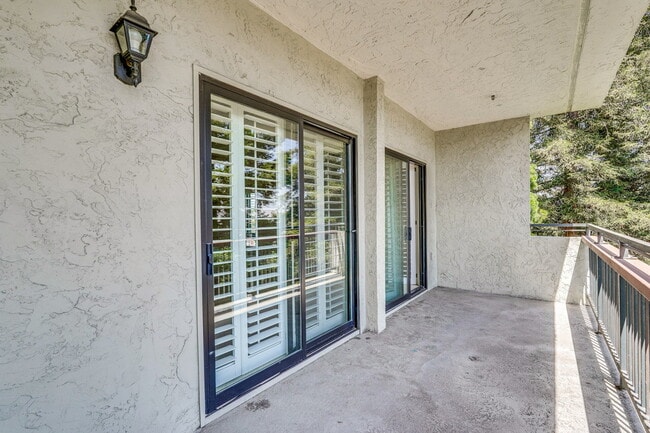 Building Photo - Large, Comfy 2BR, 2BA Condo with Convenient Location