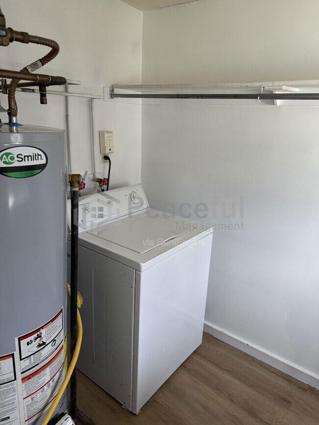 Building Photo - 128 E Truman Ave