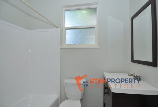 Building Photo - 559 E 800 S