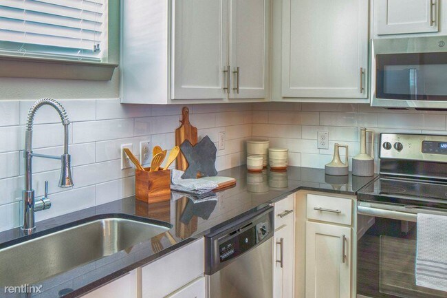 Building Photo - 4400 College Park Dr