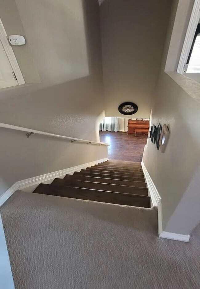 Building Photo - Spacious 3 Bed, 2.5 Bath home with Loft