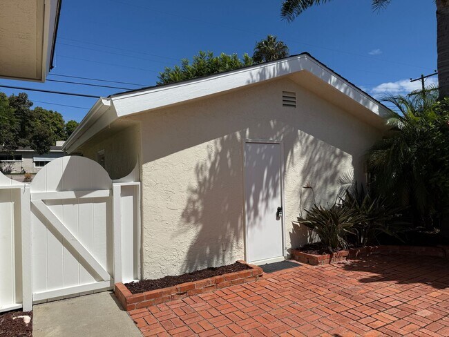 Building Photo - Fully Furnished 4-Bedroom Home in Bay Park...
