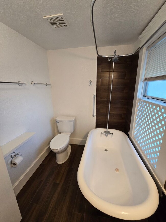 Building Photo - CHARMING 2 BEDROOM, 1 BATH HOME WITH SPACIOULS COURTYARD