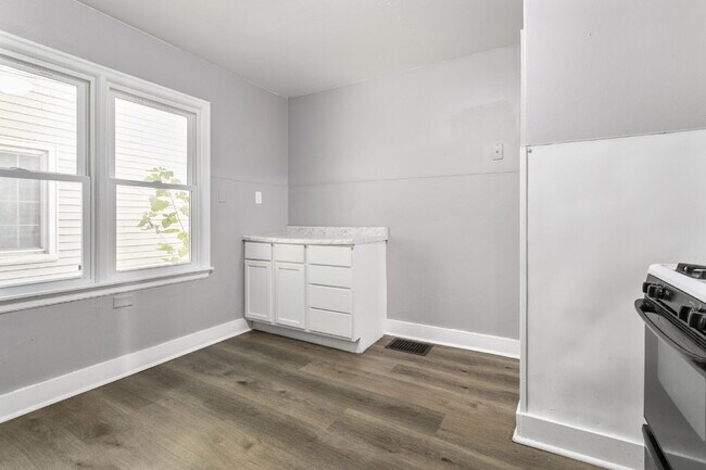 Building Photo - This updated 4-bedroom, 1-bath home is rea...