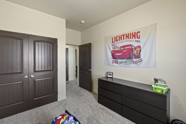 Building Photo - Spacious 3-Bed, 2-Bath Modern Home on 1.16...