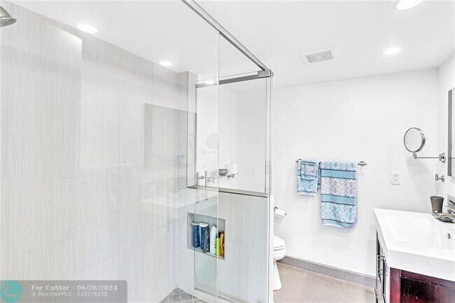 Building Photo - 525 N Ocean Blvd