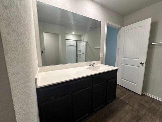 Building Photo - Classic Three Bedroom Two Bath Home in a Great Neighborhood