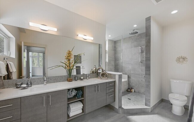 Building Photo - 3516 NE 87th St