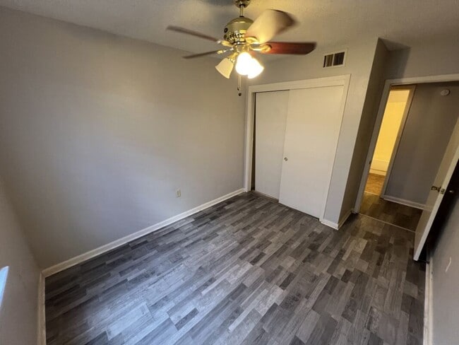 Building Photo - Stylish 2-Bed, 2-Bath Condo in Vibrant Mid...