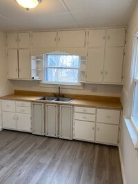 Building Photo - 605 W Mishawaka Rd