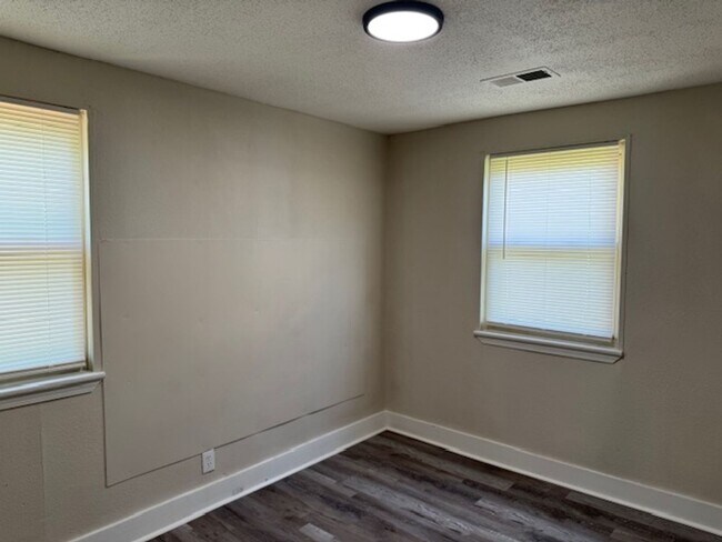 Building Photo - MOVE IN READY!! BACK ON THE MARKET!!