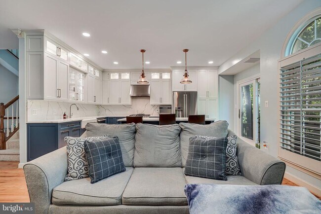 Building Photo - 150 Rees Pl