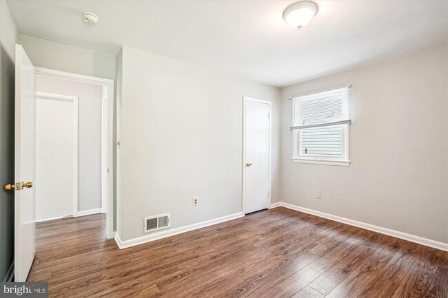 Building Photo - 224 N Van Buren St