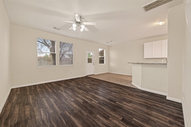 Building Photo - 210 Drake Run Ln