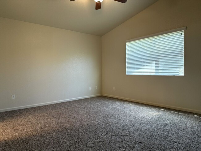 Building Photo - Don’t miss out on this 3 bedroom/2bath hom...
