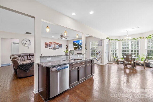 Building Photo - 5086 Waterloo Dr