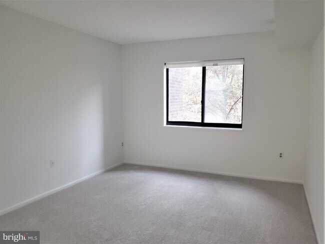 Building Photo - 15100 Interlachen Dr