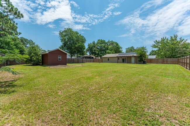 Building Photo - Charming Navarre Home on Nearly Half an Acre