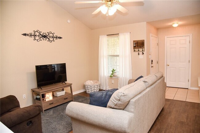 Building Photo - 3813 Oldenburg Ln