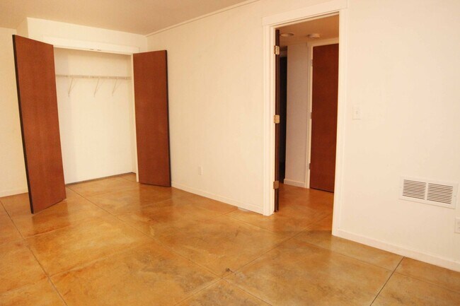 Building Photo - 318-320 W Myrtle