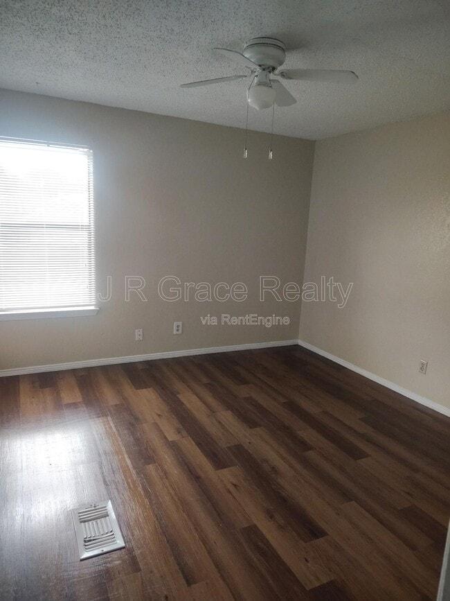 Building Photo - 5947 Shadydell Dr