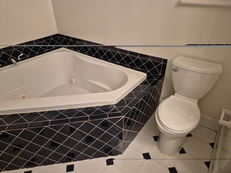 Building Photo - 584 Seminole Ave NE