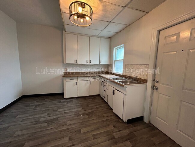 Building Photo - 802-806 West Cedar Street