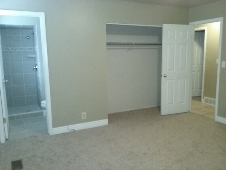 Building Photo - 1125 E Fallbrook Way