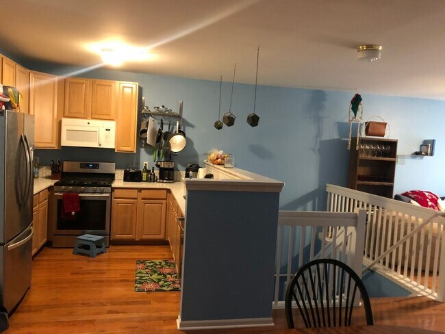 Building Photo - 1 Month Free rent! Awesome 3 Bedroom Medic...