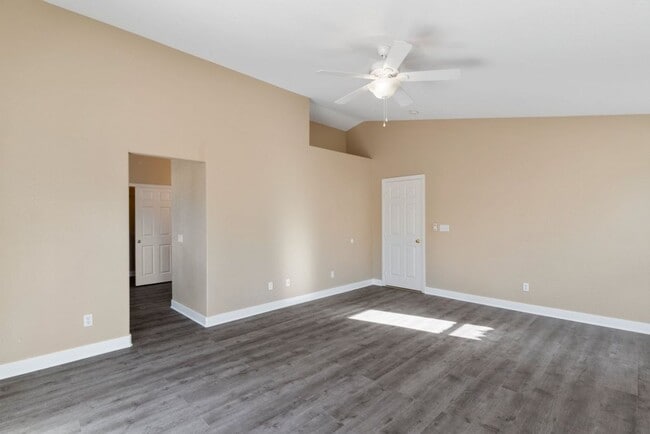 Building Photo - Beautiful 4 Bed 2.5 Bath Vaulted Ceilings,...