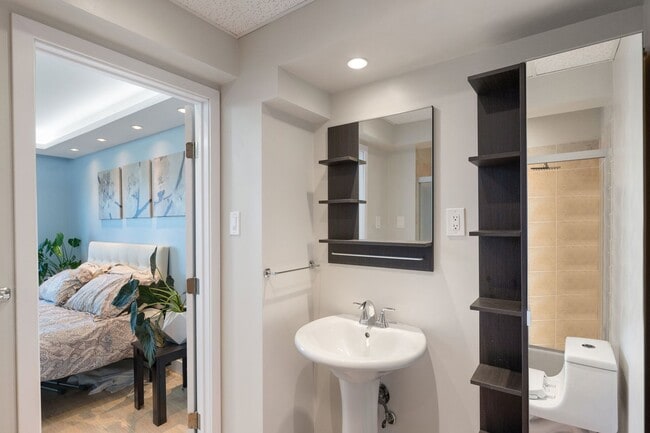 Building Photo - UPDATED LARGE BRIGHT 1800sf 3BR/2BA/1GR In...