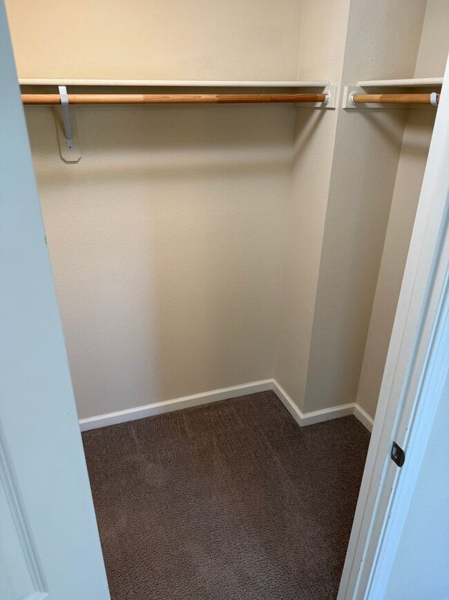 Building Photo - 3-bedroom, 2.5-bathroom townhouse located ...