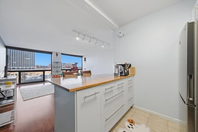 Building Photo - 4343 N Clarendon Ave