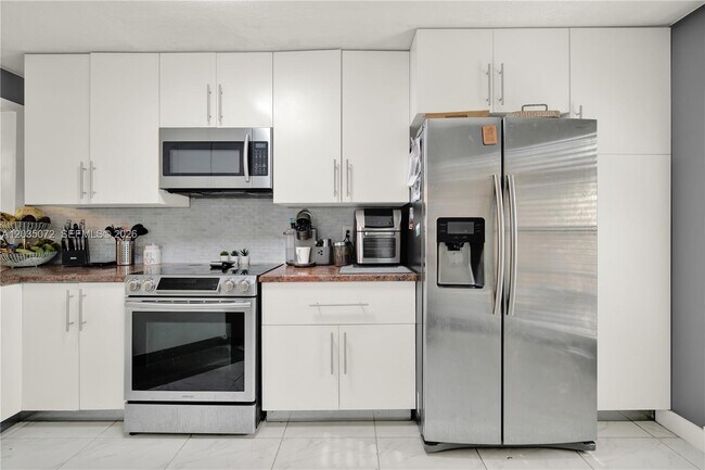 Building Photo - 10044 SW 137th Pl