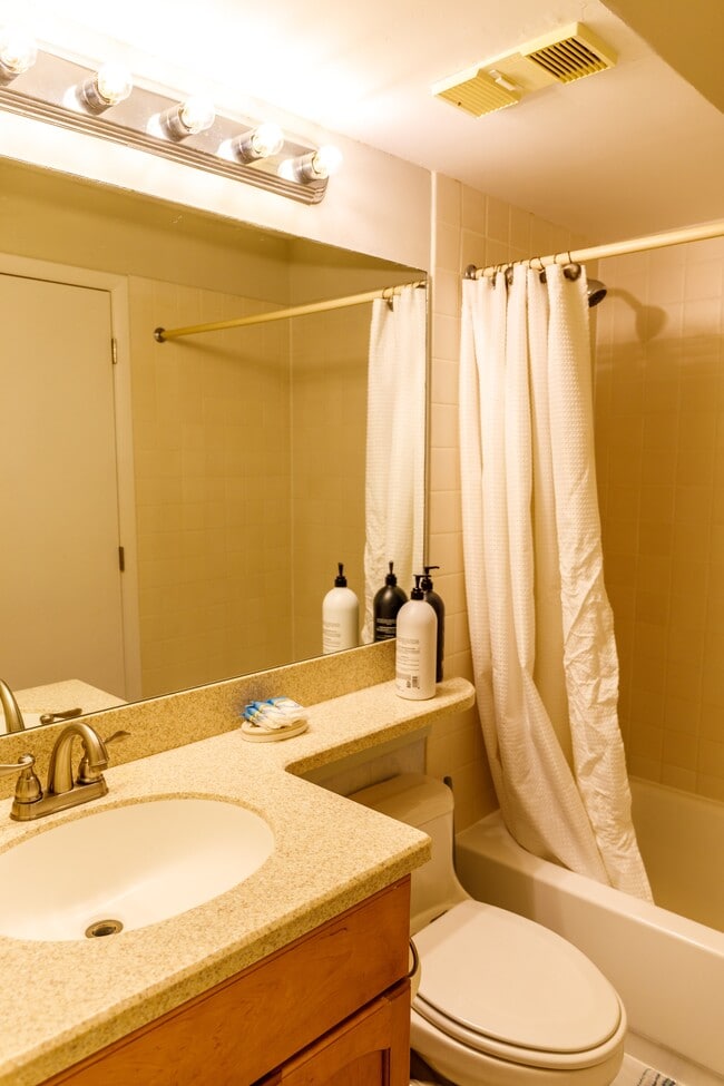 Building Photo - 7600 Palmetto Dr