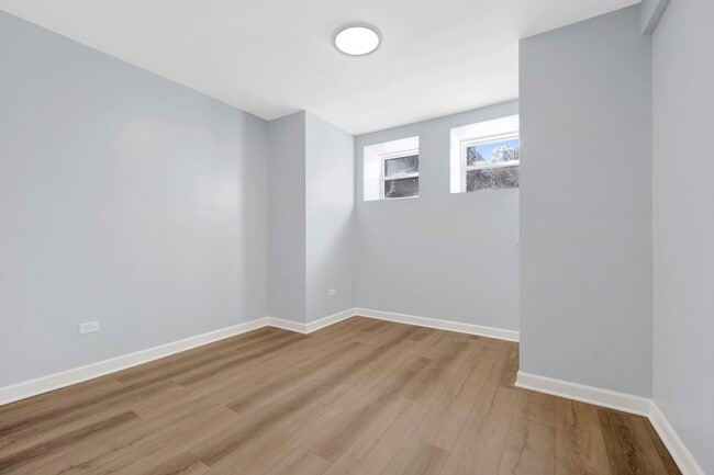 Building Photo - 2329 N Geneva Terrace