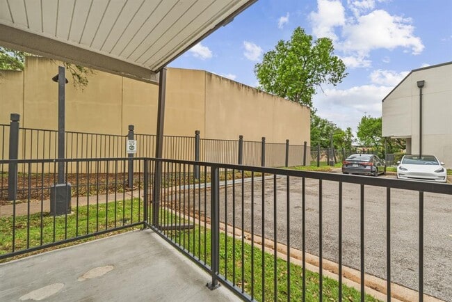 Building Photo - 935 La Posada Dr