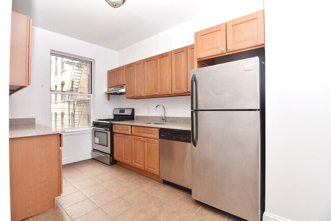 Building Photo - 860 W 181st St