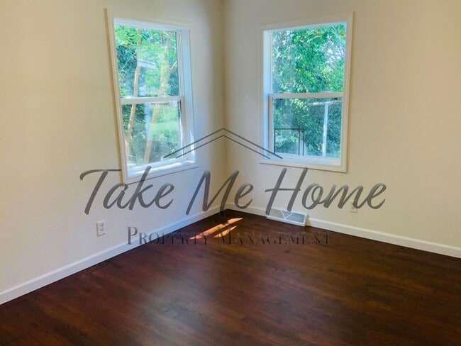 Building Photo - Charming Home in Great Location!