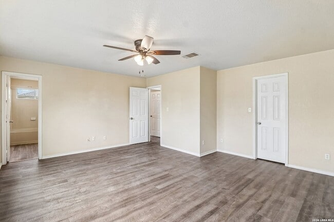 Building Photo - 407 Amberdale Oak