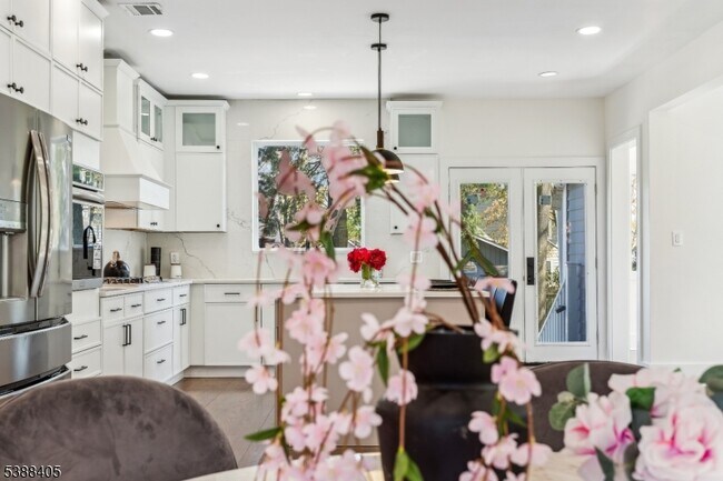 Building Photo - 648 E Broad St