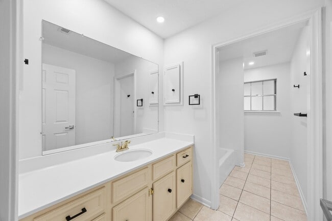 Building Photo - 25 Little John Ln