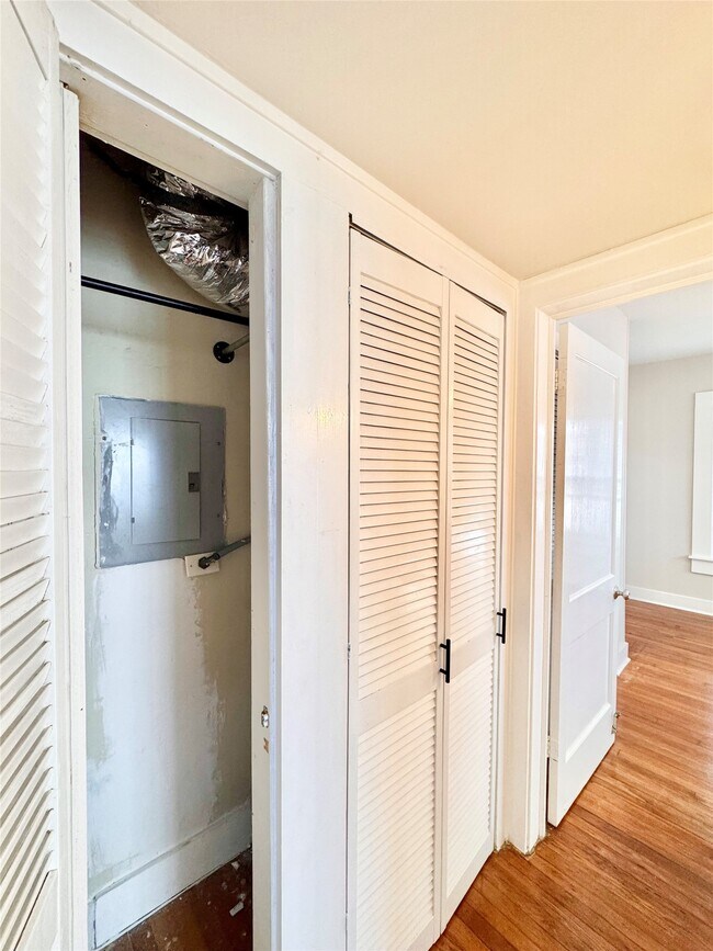 Building Photo - 629 E 11th St